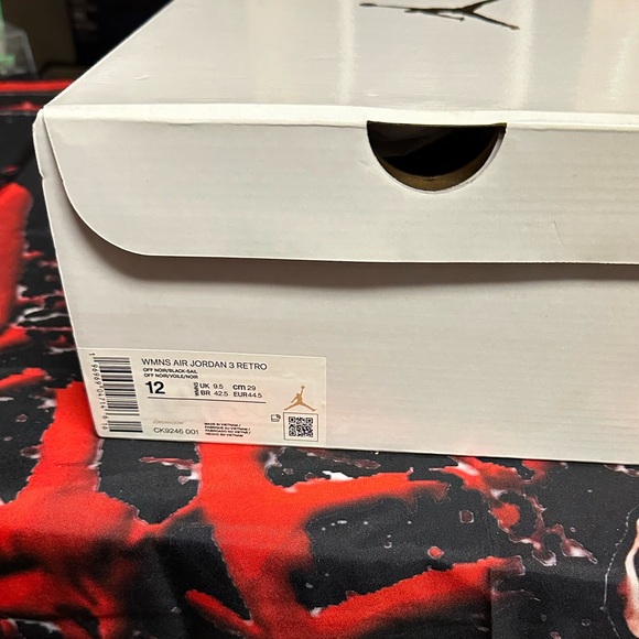 Air Jordan Retro 3 | WMNS 12 (men 10.5) | Off Nior/Black Sail/Voile/Noir - Picture 6 of 8